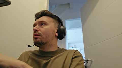 8inchdude93 online show from September 18, 8:05 am