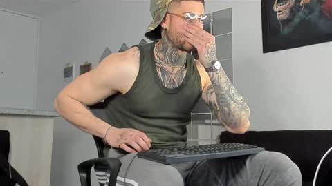 Snapshot of _jamesleandros chatting on January 29, 10:01 pm jeison online show from January 29, 10:01 pm