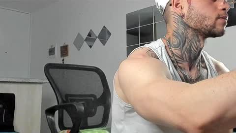 Snapshot of _jamesleandros chatting on January 30, 11:02 pm jeison online show from January 30, 11:02 pm