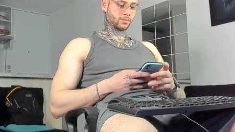 Snapshot of _jamesleandros chatting on January 16, 12:12 am jeison online show from January 16, 12:12 am
