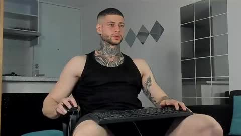 Snapshot of _jamesleandros chatting on December 5, 11:40 pm jeison online show from December 5, 11:40 pm