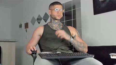 Snapshot of _jamesleandros chatting on February 20, 5:01 am jeison online show from February 20, 5:01 am