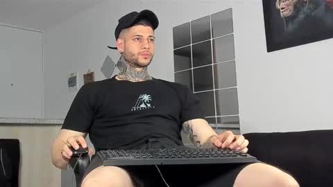 Snapshot of _jamesleandros chatting on January 15, 2:27 am jeison online show from January 15, 2:27 am