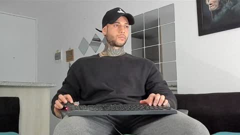 Snapshot of _jamesleandros chatting on February 1, 7:13 pm jeison online show from February 1, 7:13 pm