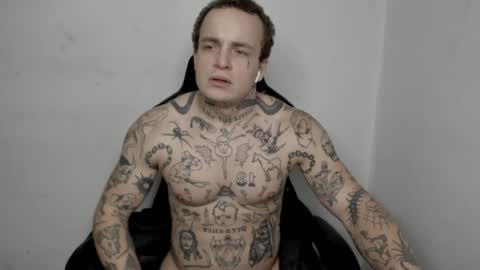 Snapshot of _layne chatting on December 13, 10:41 am Layne online show from December 13, 10:41 am