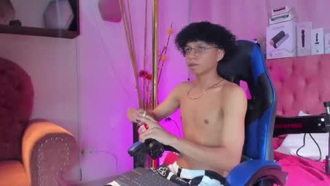 Taylor online show from April 14, 9:03 pm