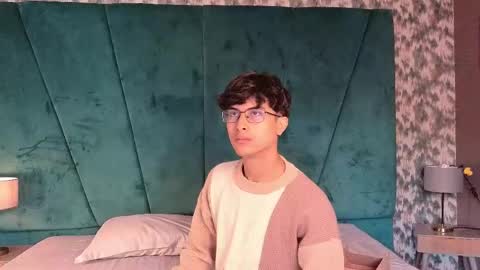 Aaron Ezequiel online show from April 14, 12:27 pm