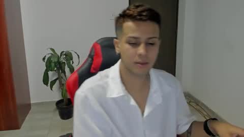 Independence model AbelAsburgo online show from January 10, 1:44 am