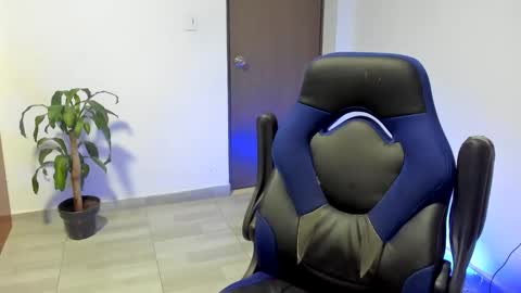 Independence model AbelAsburgo online show from December 5, 2:18 am