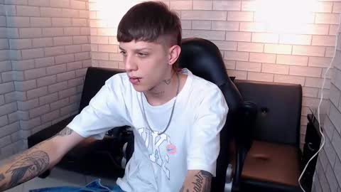 Snapshot of adam_hard_ chatting on January 9, 8:33 pm Adam online show from January 9, 8:33 pm