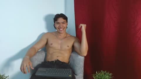 Snapshot of adriel_escalante chatting on September 13, 1:39 am adriel_escalante online show from September 13, 1:39 am