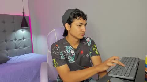Snapshot of alamgrey_ chatting on October 13, 4:24 pm Alam online show from October 13, 4:24 pm