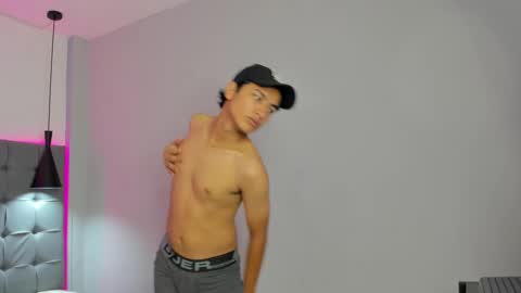 Snapshot of alamgrey_ chatting on October 4, 3:50 pm Alam online show from October 4, 3:50 pm