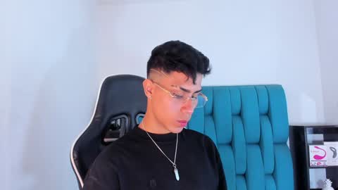 Snapshot of alannaughty_ chatting on February 6, 9:17 pm alannaughty_ online show from February 6, 9:17 pm