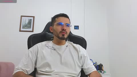 alejandroo_7 online show from October 25, 4:09 pm