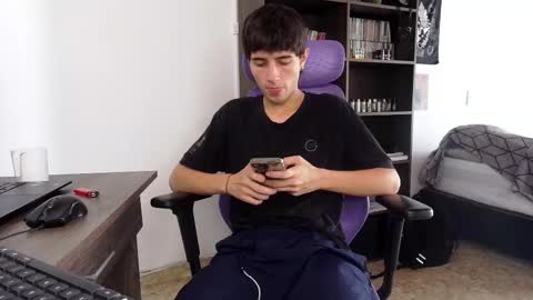 Snapshot of alex_connorr chatting on October 3, 3:17 pm alex_connorr online show from October 3, 3:17 pm