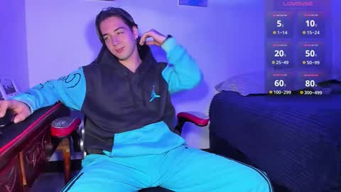 Snapshot of alex_smith0 chatting on September 18, 2:13 am     online show from September 18, 2:13 am