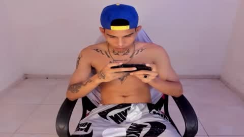 alphas_latins online show from May 30, 10:43 pm