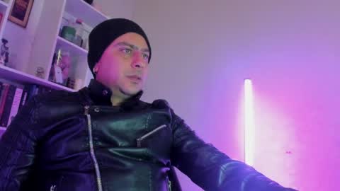 alucard_col666 online show from May 28, 5:44 pm