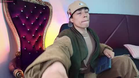 andreew_style_ online show from March 24, 8:24 pm