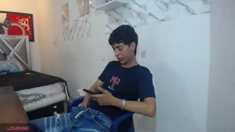 andrescoll25 online show from April 21, 6:47 pm