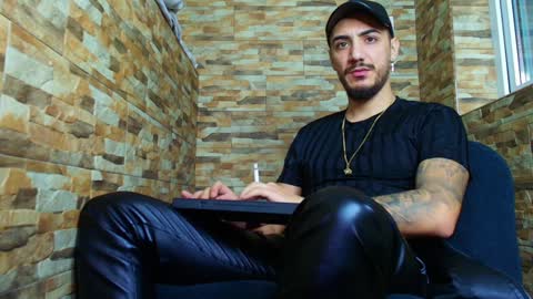 Snapshot of andrewbanner chatting on December 8, 4:46 am MasterRomania online show from December 8, 4:46 am