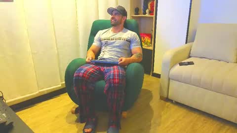 Snapshot of andrewfame chatting on February 14, 1:34 am Andrew online show from February 14, 1:34 am