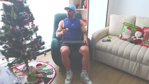 Snapshot of andrewfame chatting on December 24, 4:08 pm Andrew online show from December 24, 4:08 pm