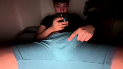 Snapshot of andrewhdez chatting on February 10, 4:41 am Andrew online show from February 10, 4:41 am