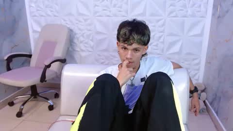 andy_dan1 online show from April 7, 9:48 pm