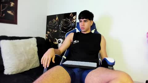 andy_wood1 online show from April 16, 11:43 am