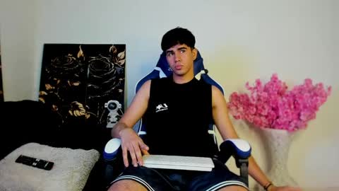 andy_wood1 online show from April 8, 4:49 pm