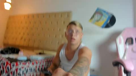 angel_boycum online show from April 16, 2:22 am