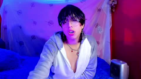 Snapshot of angellonfire chatting on December 29, 6:56 am Angel  online show from December 29, 6:56 am