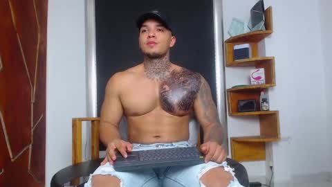 Snapshot of aquiles_elpapi chatting on March 2, 9:19 pm AquilesElpapi online show from March 2, 9:19 pm