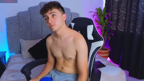 Snapshot of aron__cooper chatting on December 17, 8:21 pm aron__cooper online show from December 17, 8:21 pm