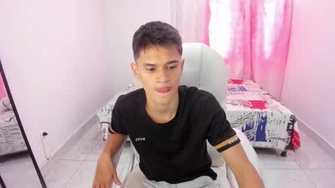Snapshot of aron_boyy chatting on September 23, 7:46 pm Aaron online show from September 23, 7:46 pm