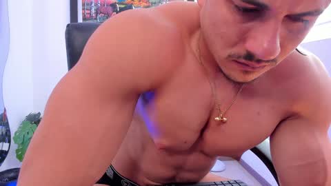 Snapshot of aroon_connor chatting on December 20, 7:39 pm   online show from December 20, 7:39 pm