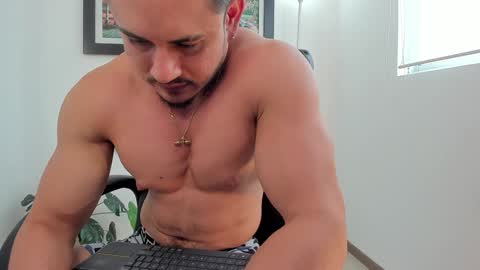 Snapshot of aroon_connor chatting on January 22, 8:17 pm   online show from January 22, 8:17 pm