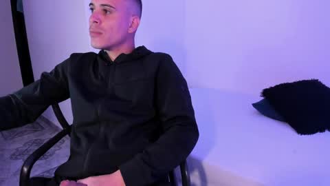 axel__fierro online show from April 11, 8:34 pm