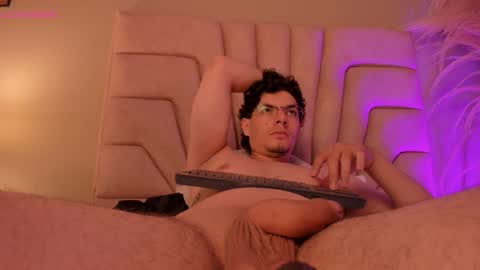 Yooung King  online show from February 20, 6:26 am