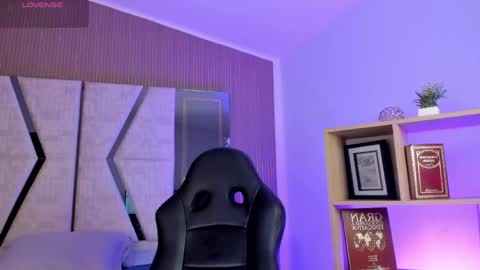 axel_grey_ online show from April 17, 1:03 pm