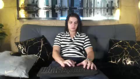 independent model online show from May 16, 10:23 am