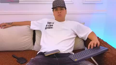 bennett_alejoo online show from May 23, 8:03 pm