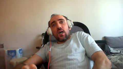 Snapshot of bentish chatting on December 5, 11:27 am bentish online show from December 5, 11:27 am