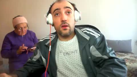 Snapshot of bentish chatting on December 17, 8:45 am bentish online show from December 17, 8:45 am