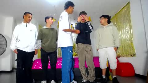 Snapshot of benz_boys chatting on March 3, 12:43 pm benz boys online show from March 3, 12:43 pm