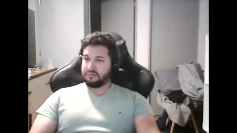 latinBoyHuge online show from December 23, 11:36 am