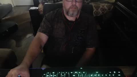 Snapshot of bighugmugg chatting on October 6, 12:15 am bighugmugg online show from October 6, 12:15 am