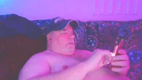 Snapshot of bigstuffbear chatting on February 9, 11:36 am bigstuffbear online show from February 9, 11:36 am
